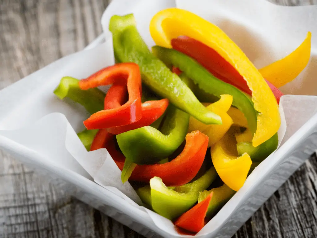 Slicing or dicing peppers is the best way to cut peppers when preparing them for freezing.
